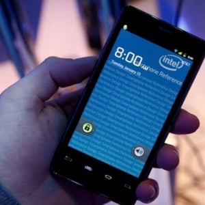 CES 2012：Intel、”Medfiled”ベースのAtom Z2460を搭載したスマートフォンリファレンスとLenovoのタブレット試作機を披露