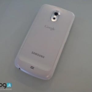 Galaxy NexusホワイトカラーとデスクトップHDMIドックの写真