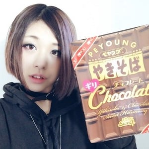 こげ子（@KOGECHOU）、ペヤング“ギリ”Chocolateを食らう！