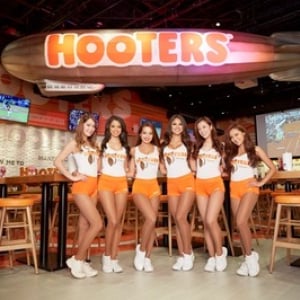 【#HOOTERS】フーターズ美女とチア美女が夢のコラボ！【#アルバルク東京】