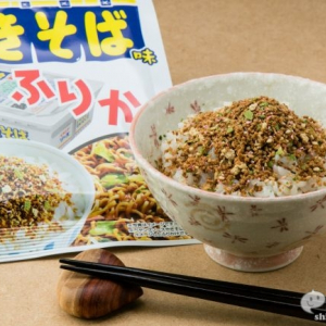 『ペヤングソースやきそば味ふりかけ』そのまま食べると驚きの再現度。しかしご飯にかけてみるとなぜか…！