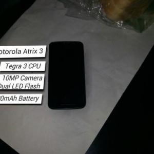 「Motorola Atrix 3」と呼ばれる端末の写真、4.3インチHDディスプレイ / Tegra 3 / 2GB RAM/ 10MPカメラ / 3,300mAhバッテリーを搭載？