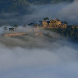 雲海ブーム？竹田城が好きなら見ておきたい絶景の城