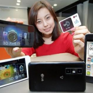 LG、3D動画編集機能やNFCに対応した3Dスマートフォン「Optimus 3D Cube」を発表、3月上旬に韓国で発売