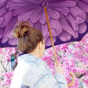 雨の日も笑顔で過ごそう♪大輪の花に包まれるフラワー・アンブレラが素敵