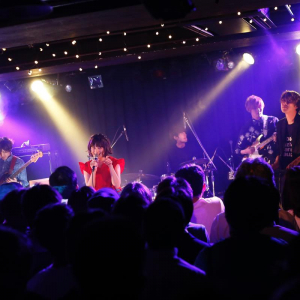 SHE IS SUMMER、初のワンマン・ライヴ〈Swimming in the Live〉を開催