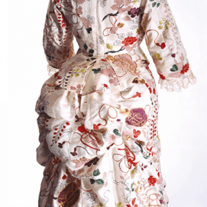 ジャポニスムに影響を受けたシャネルの服も展示、「ファッションとアート 麗しき東西交流」展
