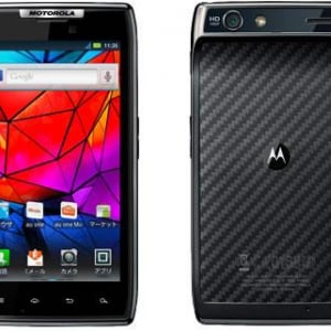 KDDI、「Motorola RAZR IS12M」を3月1日に発売