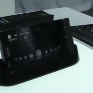 MWC 2012：Xperia P向けHDMIスタンド「SmartDock」のデモ映像