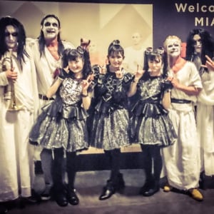 BABYMETAL、レッチリメンバー3人と「ギミチョコ！！」でコラボ