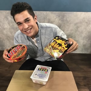 オースティン・マホーンが初挑戦　1番好きな“カップ焼きそば”とは？