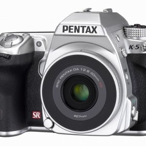 1500セット限定　マーク・ニューソン氏がレンズをデザインした『PENTAX K-5 Silver Special Edition』発売