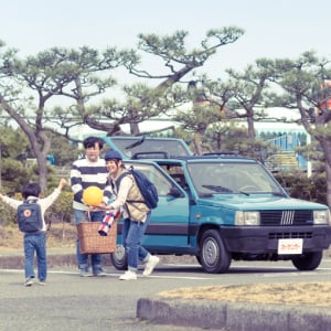 【どんなクルマと、どんな時間を。】フィアット パンダ（初代） × 湘南の街並みに映えるオシャレなファミリー