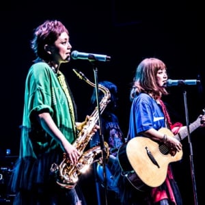 PUFFY 21周年記念ライブも定番の雨！ 新たなアレンジも加わった21曲披露