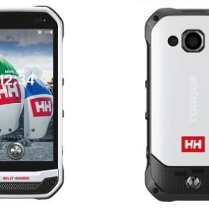 KDDI、タフネススマートフォン“TORQUE”の新モデル「TORQUE G03 KYV41」を発表、HELLY HANSENコラボモデルもあり