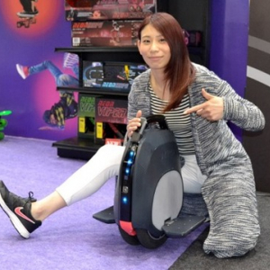 【#東京おもちゃショー】日本初披露！１輪式電動スクーター「JYRO WHEEL」に乗ってみた！