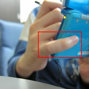 3DS『新・光神話 パルテナの鏡』をスタンドなしで快適に遊ぶ“小指フック”とは