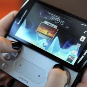 Sony Mobile、Xperia PLAY用Android 4.0のベータROMを公開