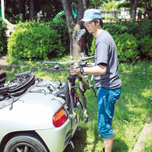 軽オープンカーにMTBを積載！　風とともに走る自転車の達人【遊戯三昧】