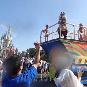 【動画】ミッキーと仲間達がカワイイ〜のに容赦ない！『ディズニー夏祭り』でびしょ濡れ