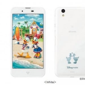 NTTドコモ、Disney Mobile on docomo DM-01Jの新色“White”を7月28日に発売