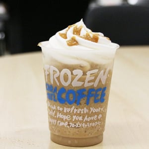 【コンビニアイス全レビュー】かき氷とカフェドリンクが一度に楽しめるよ！　ローソン『マチカフェフローズン　キャラメルコーヒー』