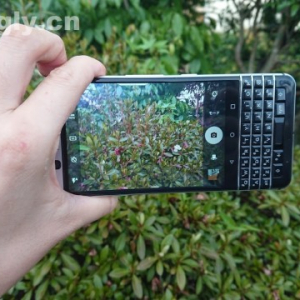 BlackBerry KEYoneのキーボードでカメラの操作が簡単に