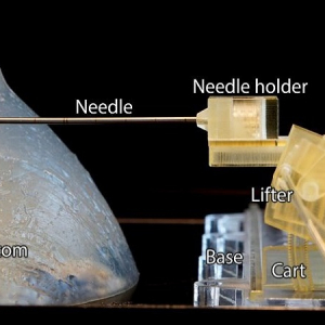 正確に針を刺す世界最小の外科ロボットをオランダの大学が開発