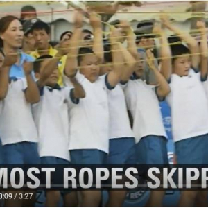110本以上の縄跳びを同時に跳ぶギネス記録　跳んだ本人よりスゴイのはタイミング合わせてロープを回す何十人もの同級生