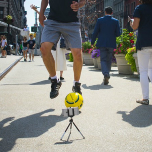 スマホアプリと専用ボールを組み合わせたサッカー用トレーニングツール「DribbleUp Smart Soccer Ball」