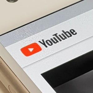 YouTubeがサービスロゴをリニューアル、モバイルアプリに再生速度の変更機能を追加