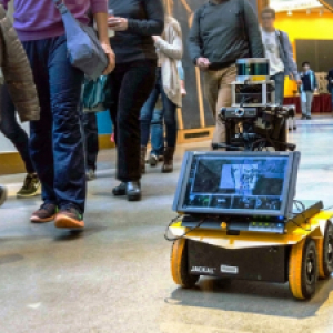 MITのエンジニア開発の自律型ロボットは歩行者にぶつかることなく自然に走行する