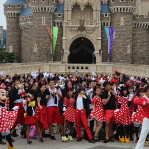 【動画】ミッキー＆ミニー500人仮装で『ミッキー・マウスマーチ』の“パラパラ”踊ってみた