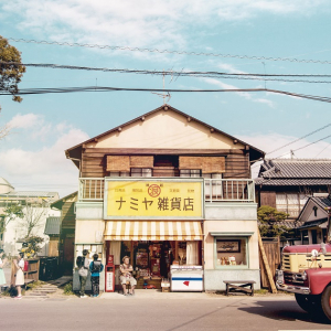 セット一つで“50年分”を再現！　『ナミヤ雑貨店の奇蹟』のこだわりに西田敏行さんも感動