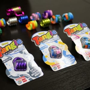 世界で1億5千万個販売！　新感触手遊び玩具『Tangle』でアイドルが遊んでみた！