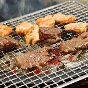 【大阪グルメ】愛と煙の人情焼肉！　大阪で65年続くおばあちゃんちみたいな名店“新楽井”