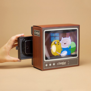 『Smartphone Magnifier』でスマホが昭和30～40年代を偲ばせるレトロなブラウン管テレビに早変わり　