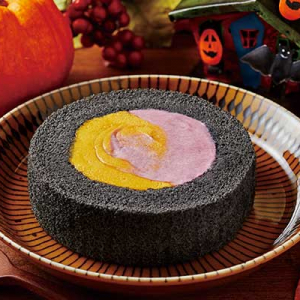 【かぼちゃとおいものハロウィンケーキ♪】ローソン「プレミアムかぼちゃ＆紫芋のロールケーキ」新発売