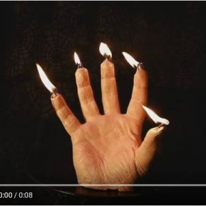 ハロウィン用小道具　血が流れる仕掛けの手形ロウソク『BLEEDING HAND CANDLE』