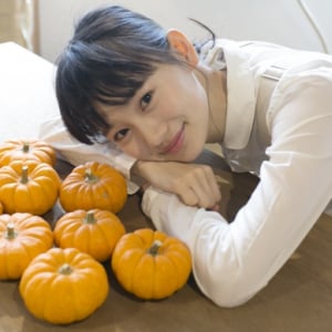 【可愛い！ハロウィン】モデル・辻千恵がミニかぼちゃランタンづくりにチャレンジ