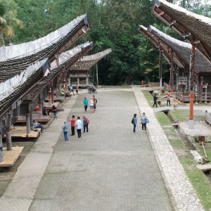 【インドネシア・ドローン旅】トラジャの伝統家屋“トンコナン”が建ち並ぶケテ・ケスを撮影