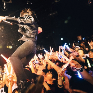 “ロックンロールが好きなんです!” THE 夏の魔物、MCなしノンストップで渋谷クアトロ初ライヴを駆け抜ける―OTOTOYライヴレポ