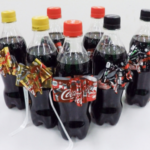 2017年は3種類・くじ付きで登場！　『コカ・コーラ』のリボンボトルが編集部に届いた