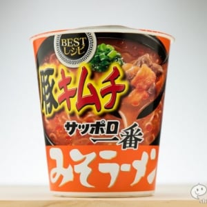 一面に広がるキムチオレンジが素敵な『サッポロ一番 みそラーメン BESTレシピ 豚キムチ タテビッグ』