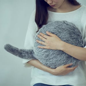 本物のペットみたい！撫でると尻尾をふるふる振ってくれるクッション型ロボットに癒やされる♡