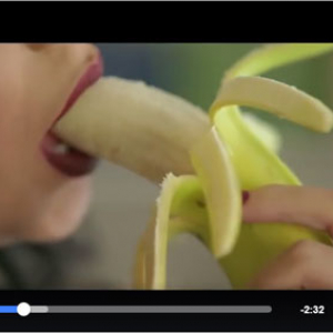 エジプトの女性ポップシンガーがバナナをねっとりと食べるMVのせいで逮捕される