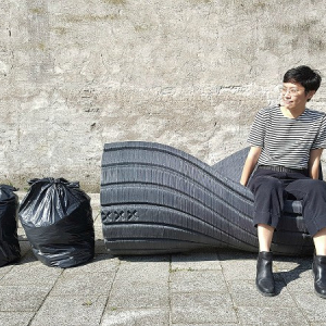 廃プラスチックを再生し、3Dプリンターで製作した巨大ソファーがオランダで出現