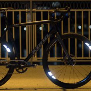 どの角度から見ても光る反射板「Flectr 360」で自転車走行の安全を確保!