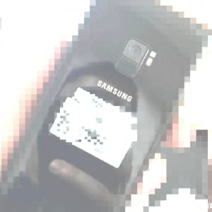 Galaxy S9とされる背面の写真、確かに指紋リーダーが移動している