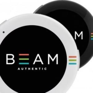 デザインを自分でカスタマイズできるスマートピンバッジ「BEAM」が登場